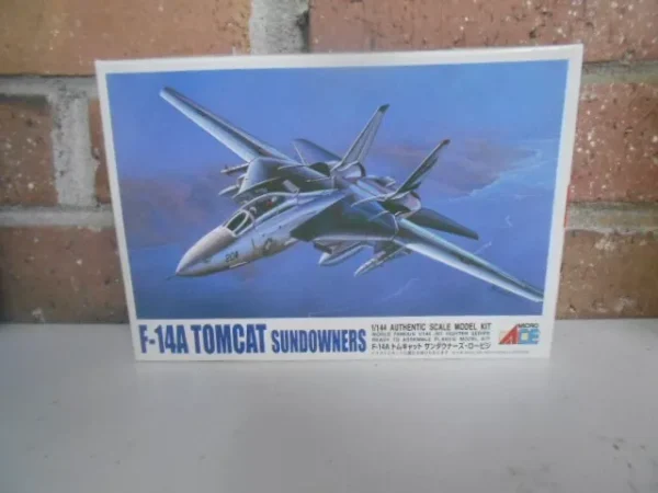 #52032 ARII Plastic Model Kit of the US  F-14A Tomcat Sundow 2 1/144 scale - Image 2