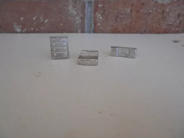 HO Scale Accessories Bed And Dressers 3 Piece Pack #170