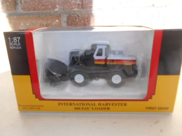 Frist Gear HO Scale Internation Harvester 560 Pay loader #80-0315