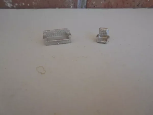 HO Scale Accessories Couch And Chair 2 Piece Pack #171