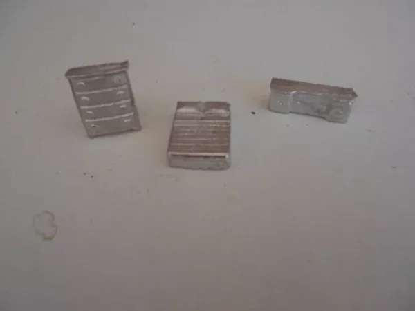 HO Scale Accessories Bed And Dressers 3 Piece Pack #170 - Image 3