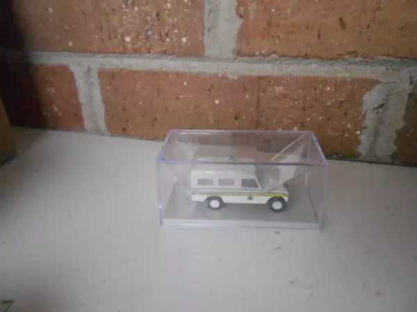 Brekina HO Scale Land Rover Cap Police (Police) White/Yellow #7632 - Image 2