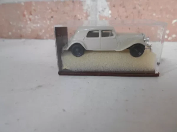 Brekina HO Scale Citroen Seden 4 Door White  #0001403 - Image 2