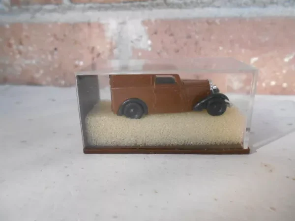 Brekina HO Scale DKW F-7 Delivery Van Brown #0001301 - Image 2