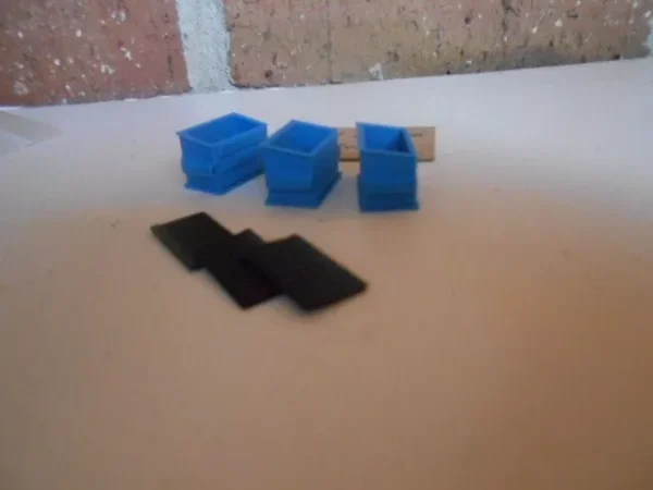 #6310 M&B HO Scale Blue Commercial Dumpters Kit (3 Per Pack) - Image 4