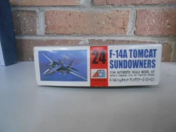 #52032 ARII Plastic Model Kit of the US  F-14A Tomcat Sundow 2 1/144 scale - Image 4