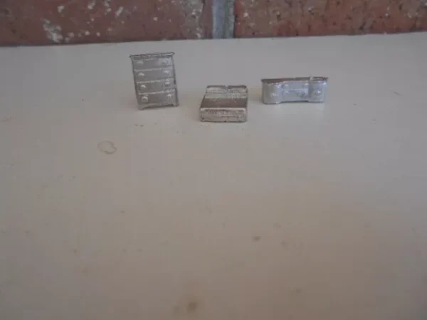 HO Scale Accessories Bed And Dressers 3 Piece Pack #170 - Image 4