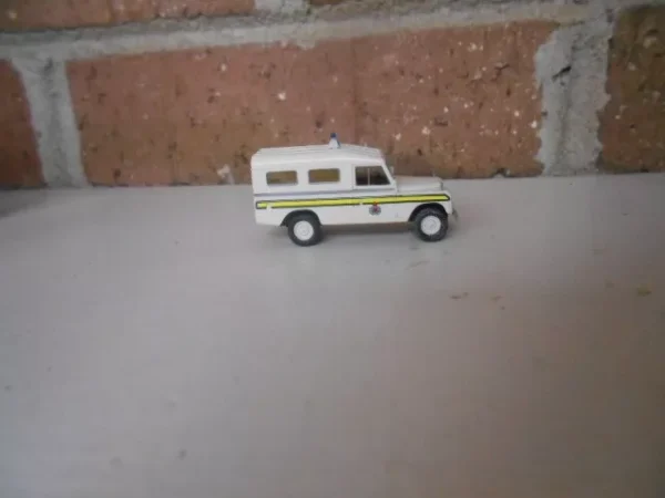 Brekina HO Scale Land Rover Cap Police (Police) White/Yellow #7632 - Image 3