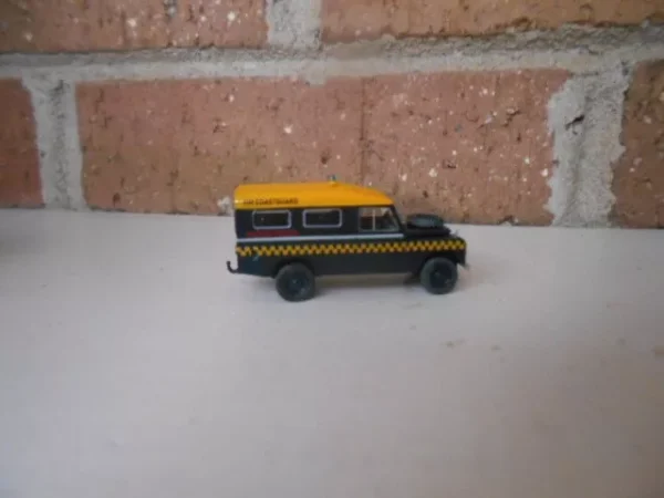 Brekina HO Scale Land Rover HM Coastguard (Marine Rescue) Black/Yellow #7670 - Image 3