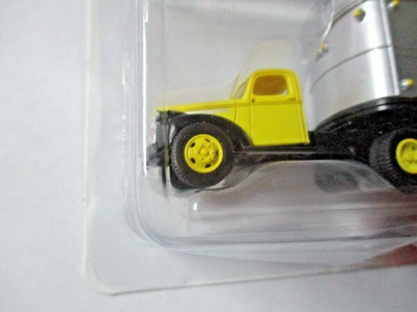 Classic Metal Works Ho 41/46 Chevy Tractor Ryder #31167 - Image 3