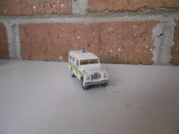 Brekina HO Scale Land Rover Cap Police (Police) White/Yellow #7632 - Image 4