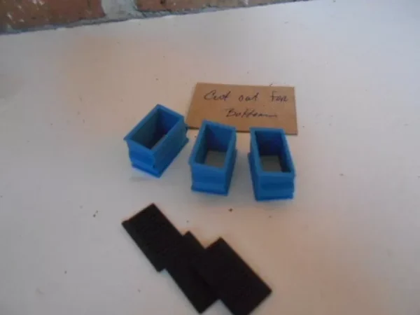 #6310 M&B HO Scale Blue Commercial Dumpters Kit (3 Per Pack) - Image 5