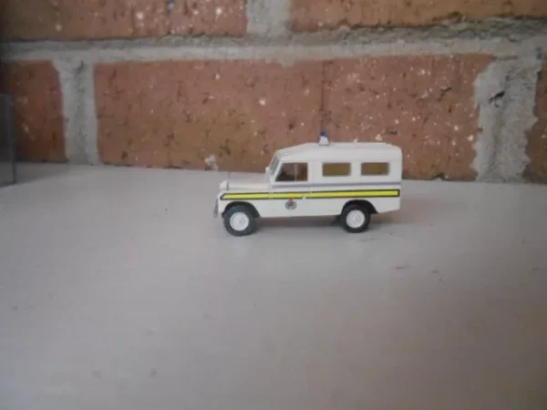 Brekina HO Scale Land Rover Cap Police (Police) White/Yellow #7632 - Image 5
