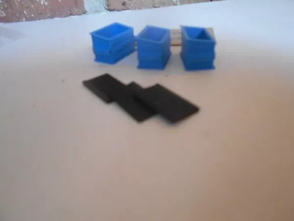 #6310 M&B HO Scale Blue Commercial Dumpters Kit (3 Per Pack) - Image 6