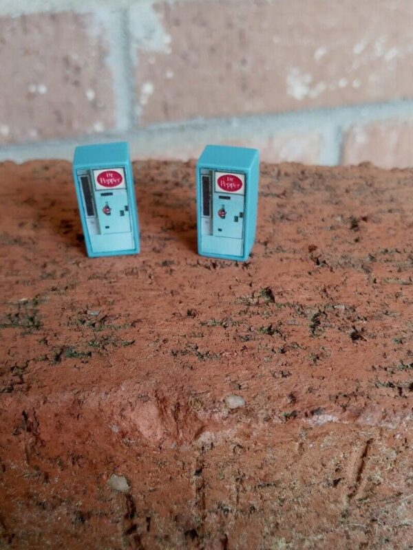#1014  HO Scale Accessories 1940-50 DR Pepper Cola Machines (2 Per Pack) - Image 2