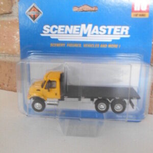 HO Scale Walthers Scene Master 949-11653 International (R) 7600 3 Axle Flatbed