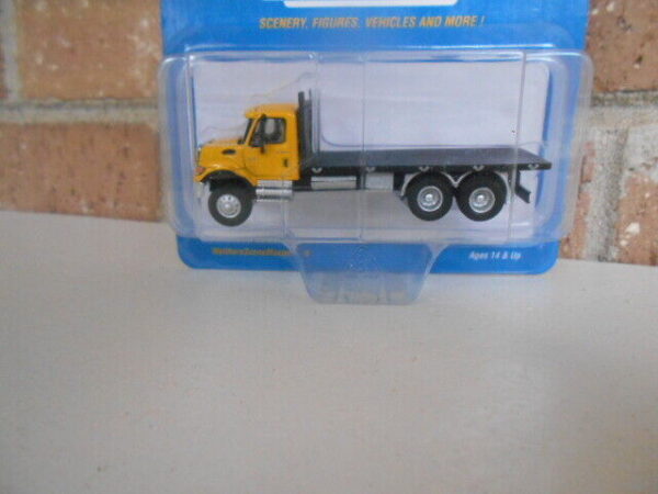 HO Scale Walthers Scene Master 949-11653 International (R) 7600 3 Axle Flatbed - Image 3