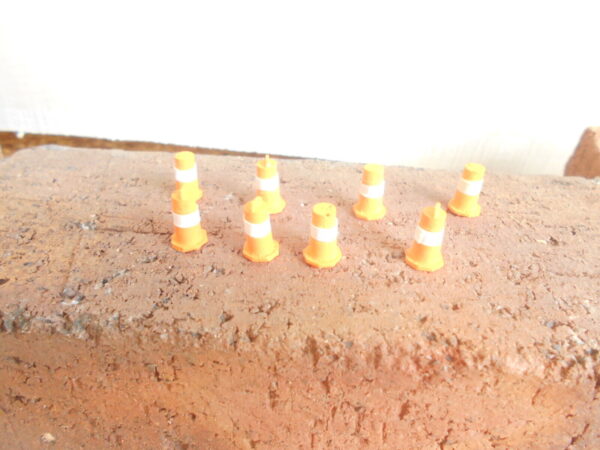 M & B Bizarres HO Scale Safety Pylons #1023 - Image 2
