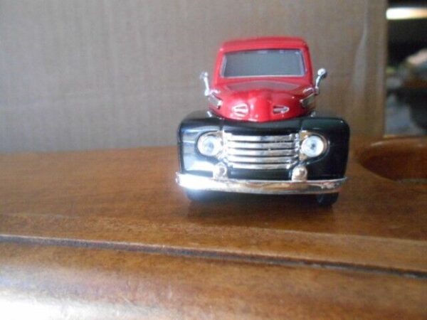 Menard O Scale  #279-9133--- 1948 Ford Panel Truck (Red & Black) - Image 7