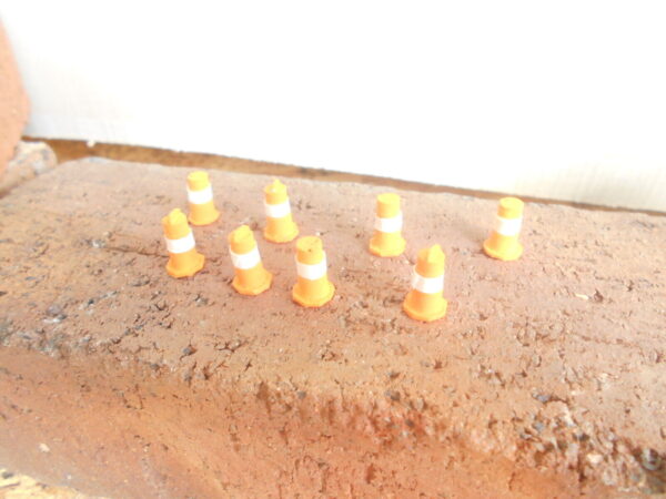 M & B Bizarres HO Scale Safety Pylons #1023 - Image 3
