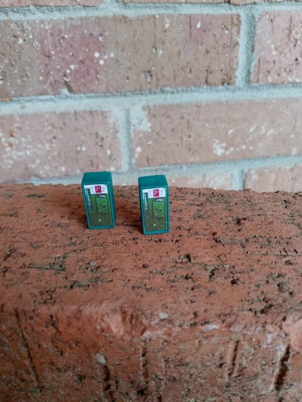 #1015  HO Scale Accessories 1940-50 7 UP Cola Machines (2 Per Pack) - Image 2