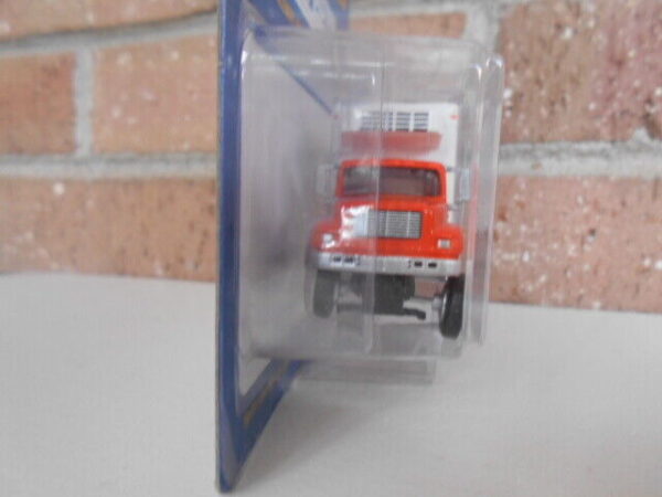 HO Scale Scene Master 949-11393 International (R) 2 Axls Refrigerated Box Truck - Image 3