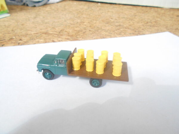 HO Scale Accessories, Yellow Barrels (12) barrels #10003 Yellow - Image 4