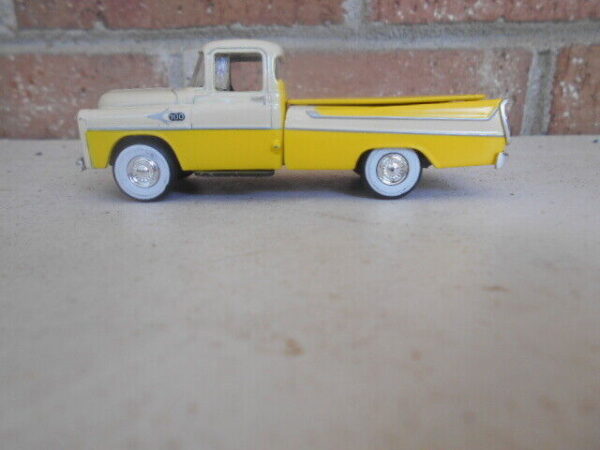 Menard O Scale  #279-9245 --1957 Dodge Sweptside Trucks Yellow & Cream - Image 2