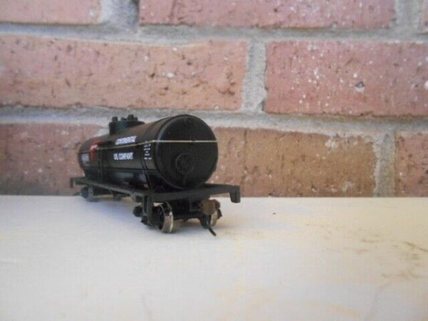 Walthers 931-1614 HO Scale 40' Tank Car Ready To Run Conoco Petroleum Company - Image 3