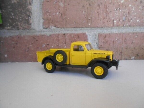 Menard O Scale  #279-9398 --1947 Dodge Power Wagon Yellow & Black - Image 2
