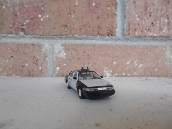 Busch #49029 HO Scale Ford Crown Victoria (Dispatch Taxi) - Image 3
