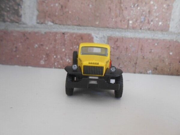 Menard O Scale  #279-9398 --1947 Dodge Power Wagon Yellow & Black - Image 3