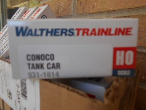 Walthers 931-1614 HO Scale 40' Tank Car Ready To Run Conoco Petroleum Company - Image 6