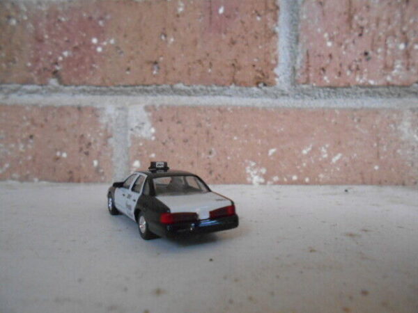 Busch #49029 HO Scale Ford Crown Victoria (Dispatch Taxi) - Image 5