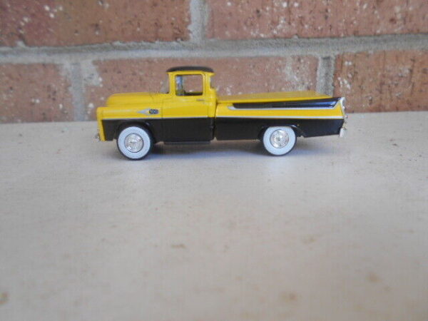 Menard O Scale  #279-9245 --1957 Dodge Sweptside Yellow & Black - Image 2