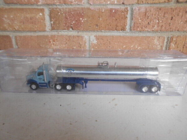 Truck N' Stuff HO Scale Nepote Kenwort Tractor T680 & Tanker Trailers #400702 - Image 2