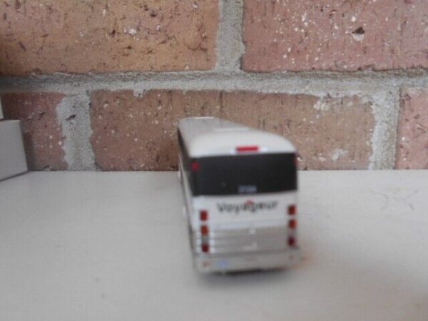 HO scale Iconic Replicas Voyageur Eagle Model 10 Diecast Bus #87-0357 - Image 5