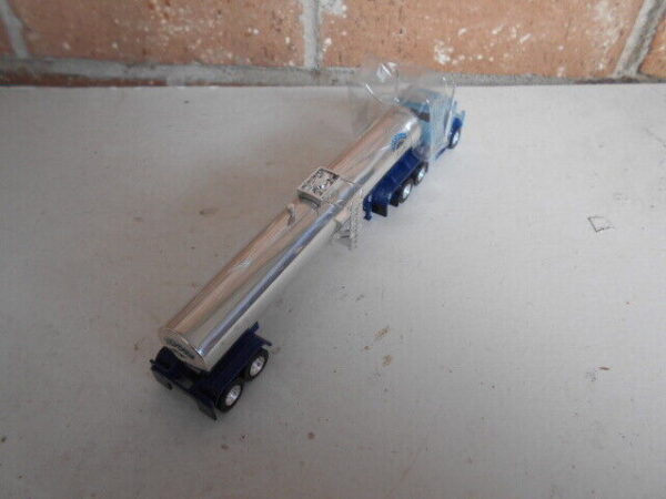 Truck N' Stuff HO Scale Nepote Kenwort Tractor T680 & Tanker Trailers #400702 - Image 4
