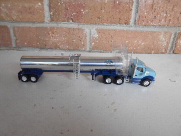 Truck N' Stuff HO Scale Nepote Kenwort Tractor T680 & Tanker Trailers #400702 - Image 5