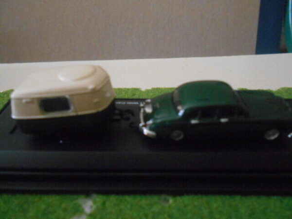 Mailbu Interational Jaguar MK11 With Caravan #60097-JG - Image 3