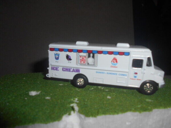 Tin-Toys Ice Cream Truck  #18904-A - Image 4