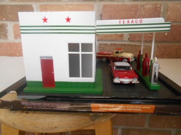 Menards O Scale Johnson's Texaco Station With 4.5v Power Suppy - Image 4