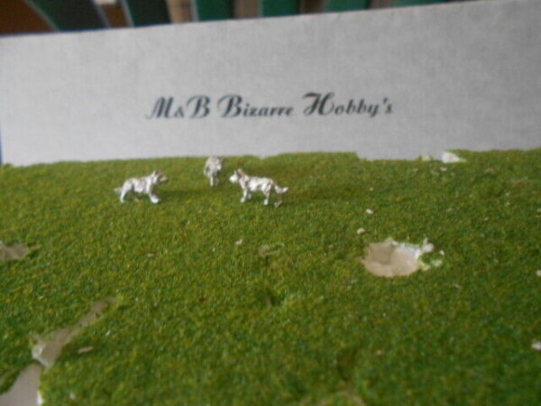 HO Scale Accessories Wolfs (3 Per Pack) #403 - Image 3