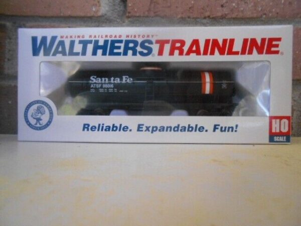 Walthers 931-1444 HO Scale 40' Tank Car Ready To Run San ta Fe Petroleum Company