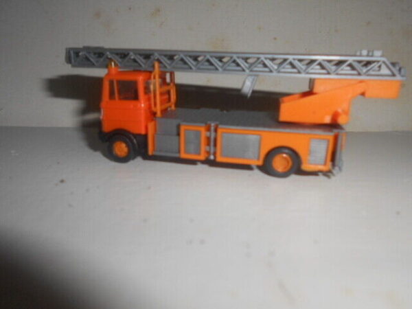 Praline/Busch #80767 HO Scale Mercedes B LP809 Fire Truck - Image 2