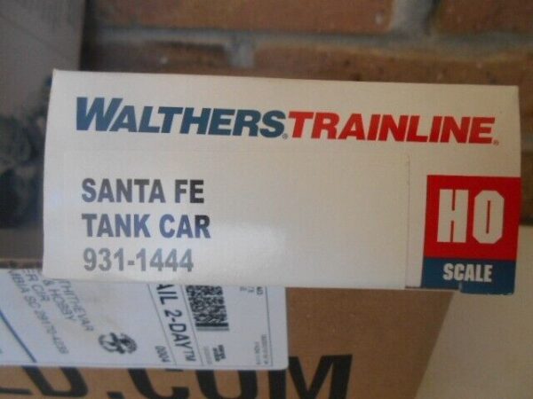 Walthers 931-1444 HO Scale 40' Tank Car Ready To Run San ta Fe Petroleum Company - Image 3