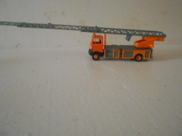Praline/Busch #80767 HO Scale Mercedes B LP809 Fire Truck - Image 3