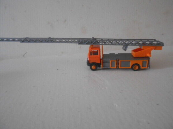 Praline/Busch #80767 HO Scale Mercedes B LP809 Fire Truck - Image 4