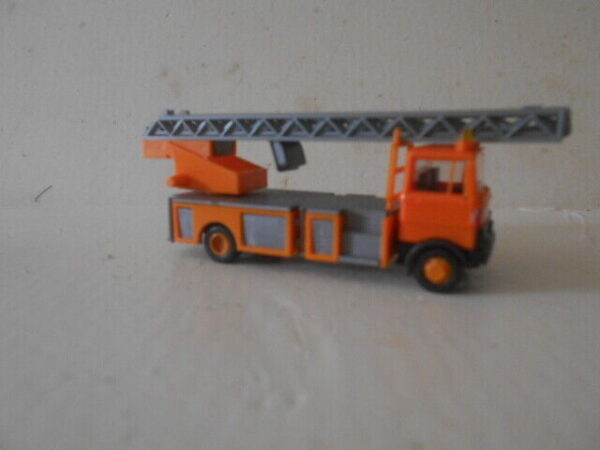Praline/Busch #80767 HO Scale Mercedes B LP809 Fire Truck - Image 5