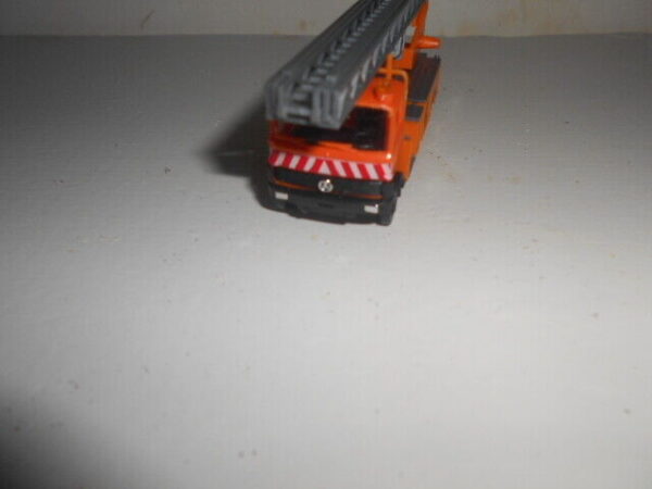Praline/Busch #80767 HO Scale Mercedes B LP809 Fire Truck - Image 9